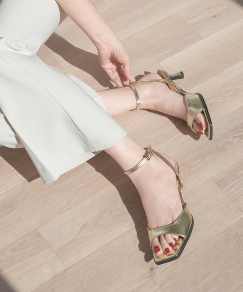 MAMIAN（マミアン）の「スクエアトゥ ストラップサンダル (5.0cmヒール)（サンダル・レディース・ブラック/グレイッシュベージュ/ホワイトゴールド・L/M/S/LL）」の3枚目の写真