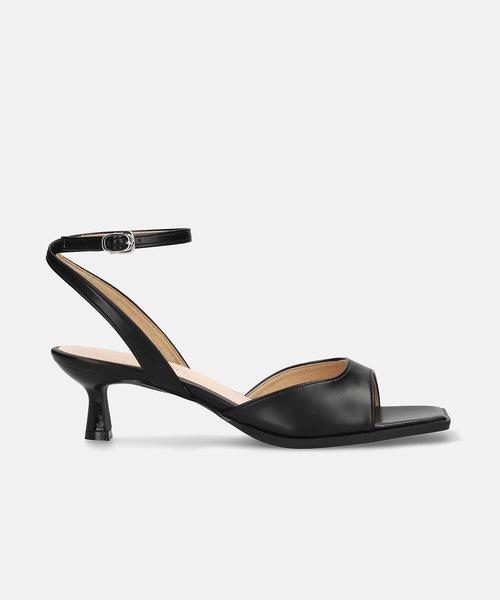 MAMIAN（マミアン）の「スクエアトゥ ストラップサンダル (5.0cmヒール)（サンダル・レディース・ブラック/グレイッシュベージュ/ホワイトゴールド・L/M/S/LL）」の4枚目の写真