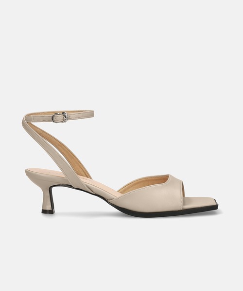 MAMIAN（マミアン）の「スクエアトゥ ストラップサンダル (5.0cmヒール)（サンダル・レディース・ブラック/グレイッシュベージュ/ホワイトゴールド・L/M/S/LL）」の20枚目の写真