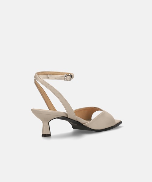 MAMIAN（マミアン）の「スクエアトゥ ストラップサンダル (5.0cmヒール)（サンダル・レディース・ブラック/グレイッシュベージュ/ホワイトゴールド・L/M/S/LL）」の22枚目の写真