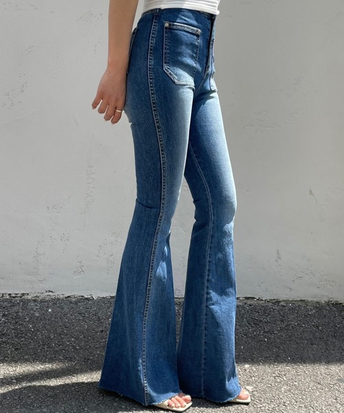 meJane(ミージェーン)の「裾フレア デニムパンツ(デニムパンツ・レディース・ブルー/ブラック/インディゴブルー・S/M)」の11枚目の写真