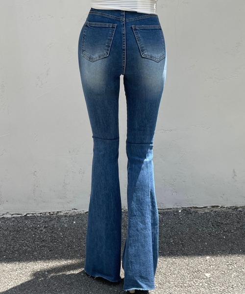 meJane(ミージェーン)の「裾フレア デニムパンツ(デニムパンツ・レディース・ブルー/ブラック/インディゴブルー・S/M)」の12枚目の写真