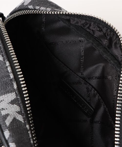 MICHAEL KORS(マイケルコース)の「JET SET ITEM クロスボディ ウィズ テックアタッチ ミディアム - MKシグネチャー(ショルダーバッグ・レディース・ブラック・FREE)」の4枚目の写真