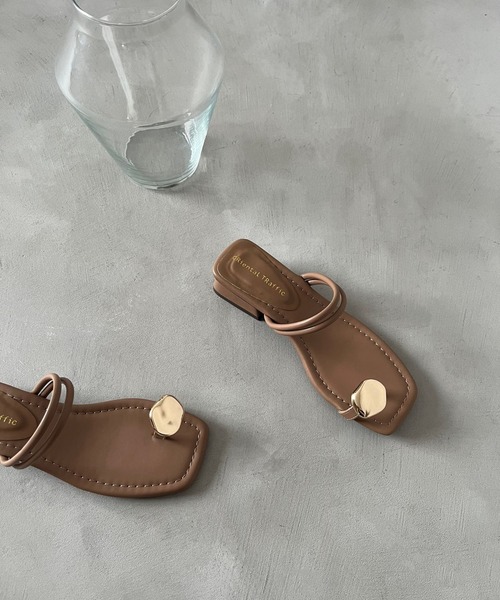 ORiental TRaffic by yuri（オリエンタルトラフィックバイユリ）の「【ZOZOTOWN限定】メタルモチーフトングサンダル/51290（サンダル・レディース・ブラウン/ベージュ/ブラック・LL/M/S/L）」の5枚目の写真