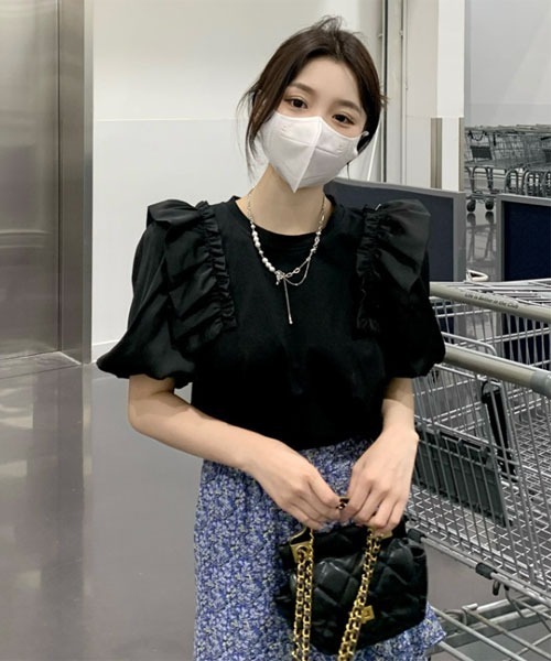 urge:(アージコロン )の「【URGE:】ショルダー フリル 異素材 半袖 カットソー(Tシャツ/カットソー・レディース・ブラック/ホワイト・SMALL/MEDIUM/LARGE/X-LARGE)」の7枚目の写真
