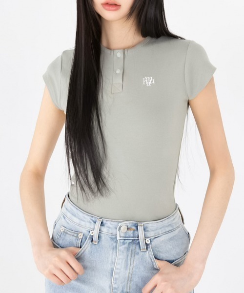 muahmuah(ムーアムーア)の「A'GEM/9 × .kom 『muah muah/ムーアムーア』SLIM FIT REGULAR BUTTON HALF T-SHIRT/スリムレギュラーボタン半袖Tシャツ(Tシャツ/カットソー・レディース・カーキ/ブラック/アイボリー・FREE)」の3枚目の写真