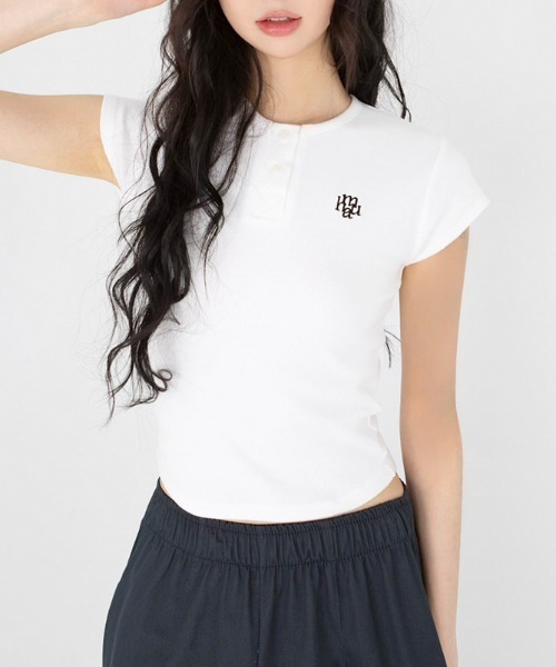 muahmuah(ムーアムーア)の「A'GEM/9 × .kom 『muah muah/ムーアムーア』SLIM FIT REGULAR BUTTON HALF T-SHIRT/スリムレギュラーボタン半袖Tシャツ(Tシャツ/カットソー・レディース・カーキ/ブラック/アイボリー・FREE)」の1枚目の写真
