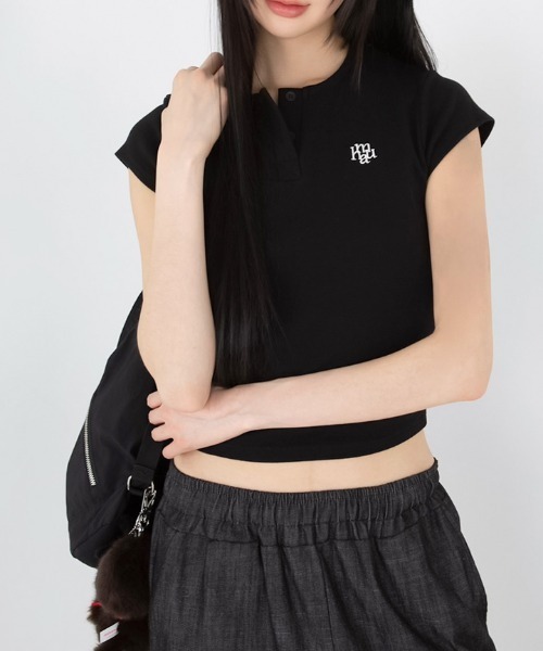 muahmuah(ムーアムーア)の「A'GEM/9 × .kom 『muah muah/ムーアムーア』SLIM FIT REGULAR BUTTON HALF T-SHIRT/スリムレギュラーボタン半袖Tシャツ(Tシャツ/カットソー・レディース・カーキ/ブラック/アイボリー・FREE)」の2枚目の写真