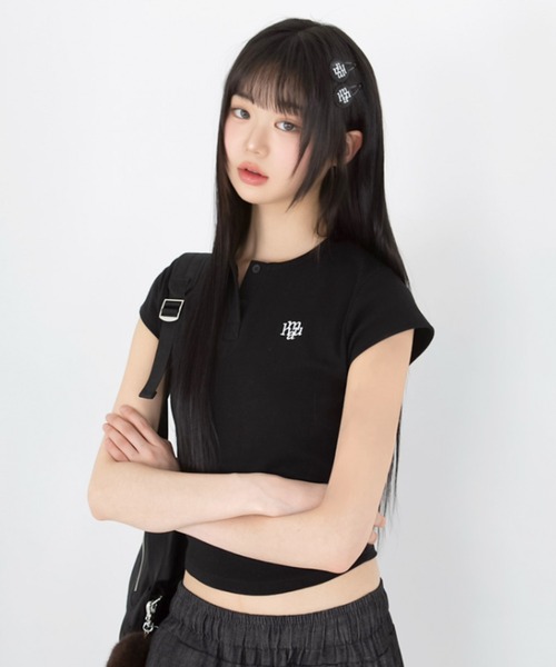 muahmuah(ムーアムーア)の「A'GEM/9 × .kom 『muah muah/ムーアムーア』SLIM FIT REGULAR BUTTON HALF T-SHIRT/スリムレギュラーボタン半袖Tシャツ(Tシャツ/カットソー・レディース・カーキ/ブラック/アイボリー・FREE)」の10枚目の写真