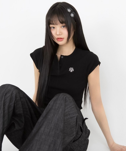 muahmuah(ムーアムーア)の「A'GEM/9 × .kom 『muah muah/ムーアムーア』SLIM FIT REGULAR BUTTON HALF T-SHIRT/スリムレギュラーボタン半袖Tシャツ(Tシャツ/カットソー・レディース・カーキ/ブラック/アイボリー・FREE)」の12枚目の写真