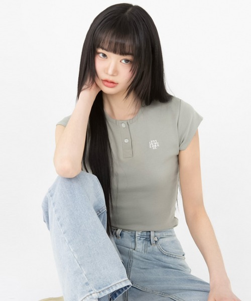 muahmuah(ムーアムーア)の「A'GEM/9 × .kom 『muah muah/ムーアムーア』SLIM FIT REGULAR BUTTON HALF T-SHIRT/スリムレギュラーボタン半袖Tシャツ(Tシャツ/カットソー・レディース・カーキ/ブラック/アイボリー・FREE)」の15枚目の写真