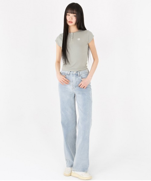 muahmuah(ムーアムーア)の「A'GEM/9 × .kom 『muah muah/ムーアムーア』SLIM FIT REGULAR BUTTON HALF T-SHIRT/スリムレギュラーボタン半袖Tシャツ(Tシャツ/カットソー・レディース・カーキ/ブラック/アイボリー・FREE)」の17枚目の写真