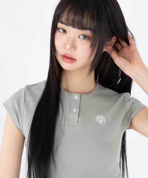 muahmuah(ムーアムーア)の「A'GEM/9 × .kom 『muah muah/ムーアムーア』SLIM FIT REGULAR BUTTON HALF T-SHIRT/スリムレギュラーボタン半袖Tシャツ(Tシャツ/カットソー・レディース・カーキ/ブラック/アイボリー・FREE)」の14枚目の写真