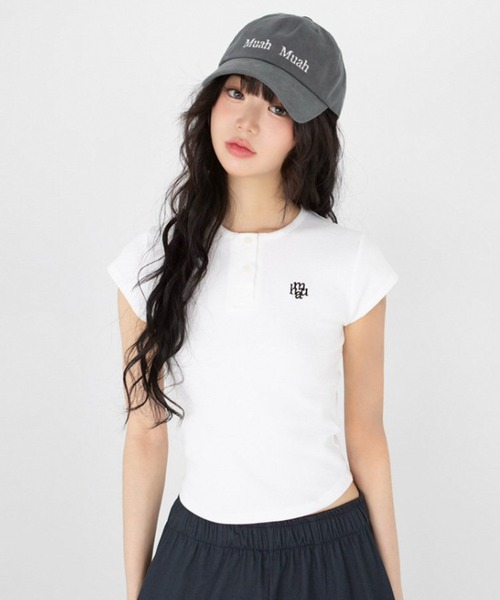 muahmuah(ムーアムーア)の「A'GEM/9 × .kom 『muah muah/ムーアムーア』SLIM FIT REGULAR BUTTON HALF T-SHIRT/スリムレギュラーボタン半袖Tシャツ(Tシャツ/カットソー・レディース・カーキ/ブラック/アイボリー・FREE)」の5枚目の写真