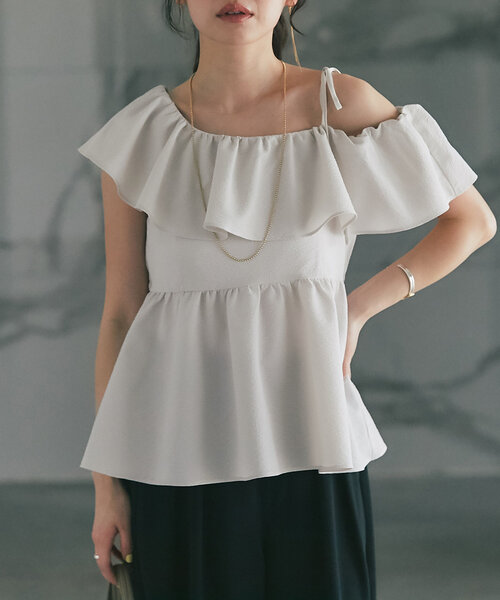 La boutique BonBon(ラブティックボンボン)の「【最強モテブラウス】アシメラッフルキャミブラウス(シャツ/ブラウス・レディース・グレイッシュベージュ/ホワイト/ブルー系その他・FREE)」の2枚目の写真