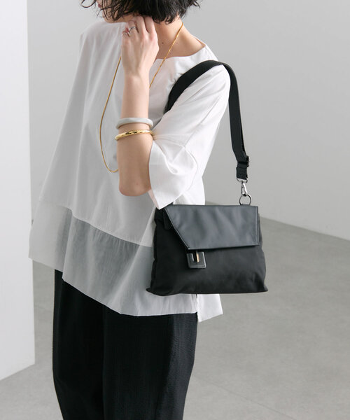 ear PAPILLONNER（イアパピヨネ）の「《撥水/軽量》樹脂チャームフラップショルダーバッグ（ショルダーバッグ・レディース・グレー系その他/ブラック系その他・FREE）」の2枚目の写真