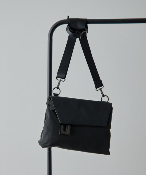 ear PAPILLONNER（イアパピヨネ）の「《撥水/軽量》樹脂チャームフラップショルダーバッグ（ショルダーバッグ・レディース・グレー系その他/ブラック系その他・FREE）」の7枚目の写真