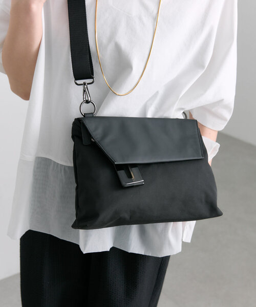 ear PAPILLONNER（イアパピヨネ）の「《撥水/軽量》樹脂チャームフラップショルダーバッグ（ショルダーバッグ・レディース・グレー系その他/ブラック系その他・FREE）」の8枚目の写真