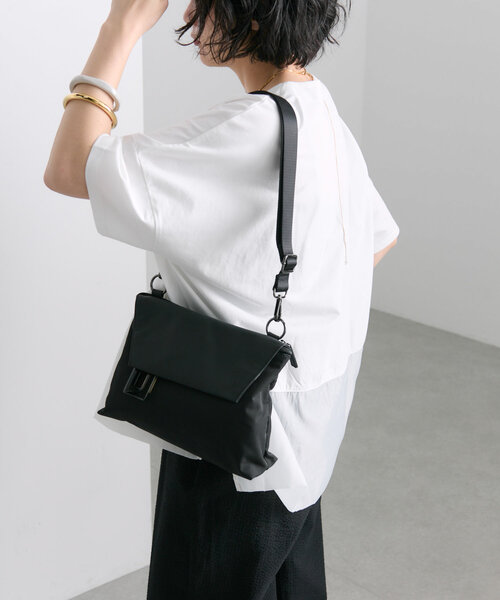 撥水/軽量》樹脂チャームフラップショルダーバッグ（ショルダー