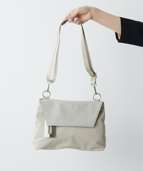 ear PAPILLONNER（イアパピヨネ）の「《撥水/軽量》樹脂チャームフラップショルダーバッグ（ショルダーバッグ・レディース・グレー系その他/ブラック系その他・FREE）」の19枚目の写真