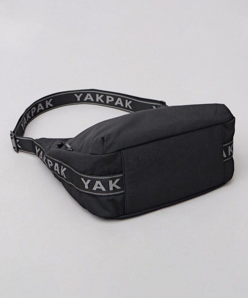 YAKPAK(ヤックパック)の「広マチ ムーンショルダーバッグ ロゴジャガードテープ(ショルダーバッグ・メンズ・ブラック・FREE)」の2枚目の写真