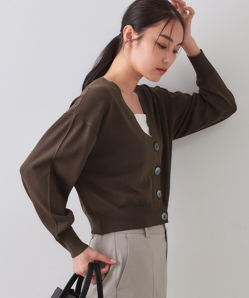 OPAQUE.CLIP(オペークドットクリップ)の「UV Vネックニットカーディガン【接触冷感/洗濯機洗い可/抗ピル】(カーディガン/ボレロ・レディース・ブラック/ブラウン系その他/レッド系1/ホワイト・00)」の4枚目の写真