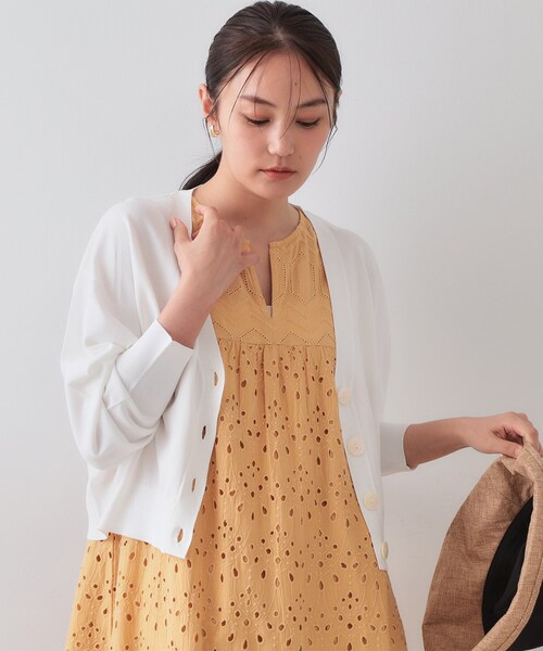 OPAQUE.CLIP(オペークドットクリップ)の「UV Vネックニットカーディガン【接触冷感/洗濯機洗い可/抗ピル】(カーディガン/ボレロ・レディース・ブラック/ブラウン系その他/レッド系1/ホワイト・00)」の2枚目の写真