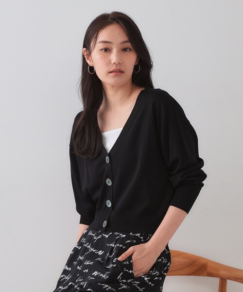 OPAQUE.CLIP(オペークドットクリップ)の「UV Vネックニットカーディガン【接触冷感/洗濯機洗い可/抗ピル】(カーディガン/ボレロ・レディース・ブラック/ブラウン系その他/レッド系1/ホワイト・00)」の3枚目の写真