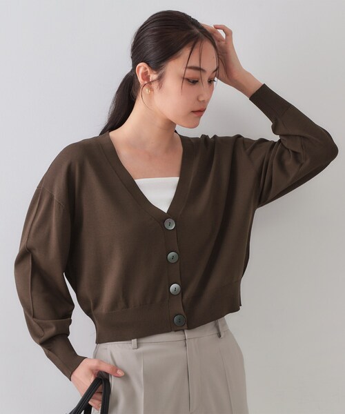 OPAQUE.CLIP(オペークドットクリップ)の「UV Vネックニットカーディガン【接触冷感/洗濯機洗い可/抗ピル】(カーディガン/ボレロ・レディース・ブラック/ブラウン系その他/レッド系1/ホワイト・00)」の7枚目の写真