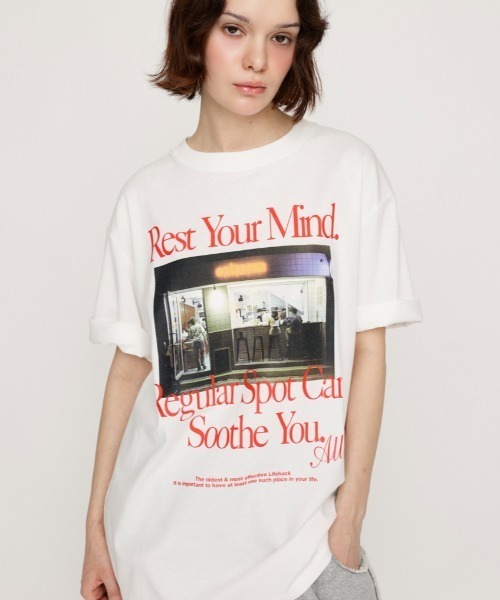 SLY（スライ）の「PHOTO LOGO 2SIZE T/SH フォト ロゴ ツーサイズ ティーシャツ 半袖 夏服（Tシャツ/カットソー・レディース・ブラック/杢グレー/ホワイト/ブラウン/ピンク・1/2）」の2枚目の写真