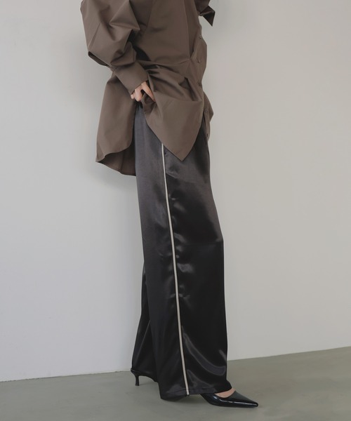 LIAN（リアン）の「サテンラインイージーパンツ（スラックス・レディース・アイボリー/ブラック/グレイッシュベージュ/ブラウン・FREE）」の3枚目の写真