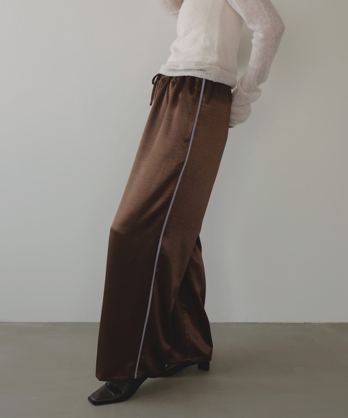 LIAN（リアン）の「サテンラインイージーパンツ（スラックス・レディース・アイボリー/ブラック/グレイッシュベージュ/ブラウン・FREE）」の12枚目の写真