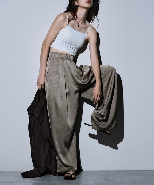 etoll.（エトル）の「ワッシャーサテンタックワイドパンツ（その他パンツ・レディース・グレイッシュベージュ/ブラック・M）」の2枚目の写真