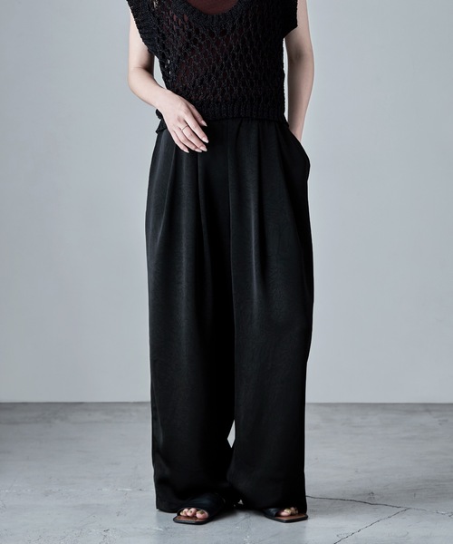 etoll.（エトル）の「ワッシャーサテンタックワイドパンツ（その他パンツ・レディース・グレイッシュベージュ/ブラック・M）」の3枚目の写真