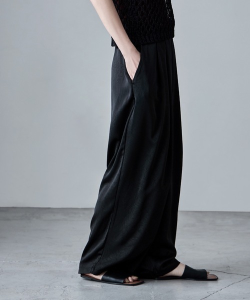 etoll.（エトル）の「ワッシャーサテンタックワイドパンツ（その他パンツ・レディース・グレイッシュベージュ/ブラック・M）」の4枚目の写真