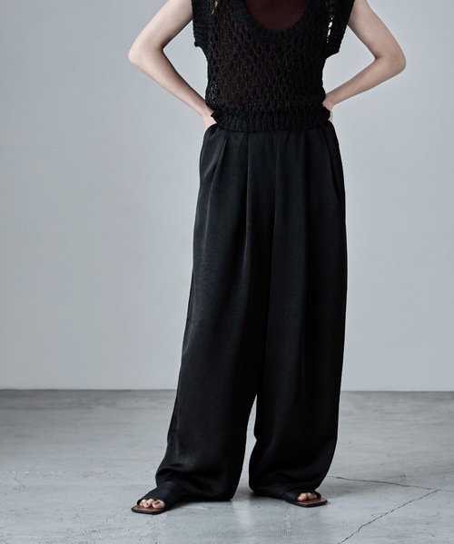 etoll.（エトル）の「ワッシャーサテンタックワイドパンツ（その他パンツ・レディース・グレイッシュベージュ/ブラック・M）」の9枚目の写真