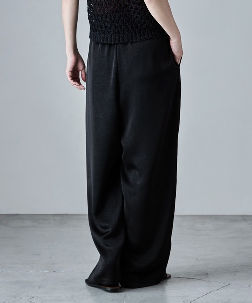 etoll.（エトル）の「ワッシャーサテンタックワイドパンツ（その他パンツ・レディース・グレイッシュベージュ/ブラック・M）」の10枚目の写真