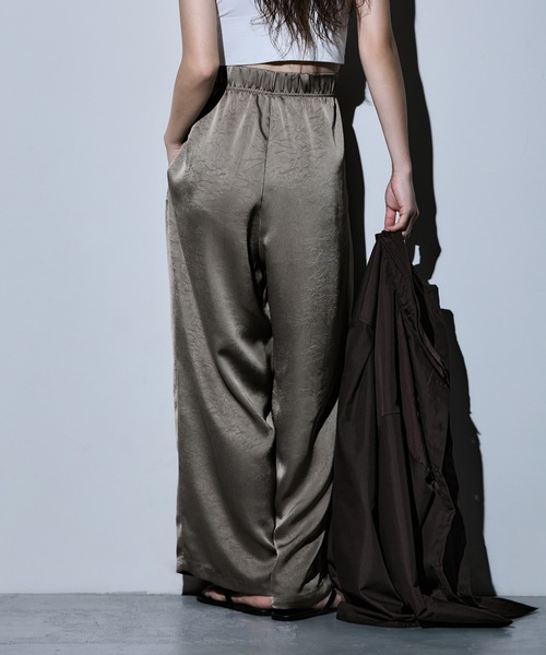 etoll.（エトル）の「ワッシャーサテンタックワイドパンツ（その他パンツ・レディース・グレイッシュベージュ/ブラック・M）」の14枚目の写真