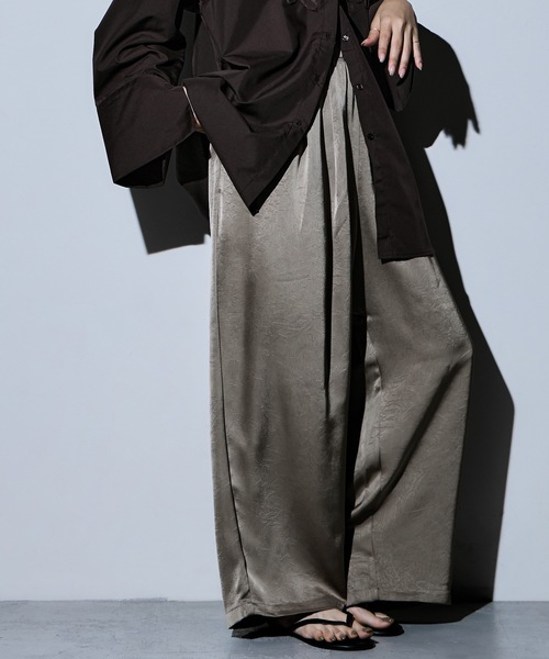 etoll.（エトル）の「ワッシャーサテンタックワイドパンツ（その他パンツ・レディース・グレイッシュベージュ/ブラック・M）」の15枚目の写真