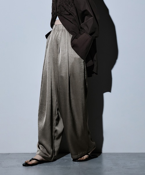 etoll.（エトル）の「ワッシャーサテンタックワイドパンツ（その他パンツ・レディース・グレイッシュベージュ/ブラック・M）」の18枚目の写真