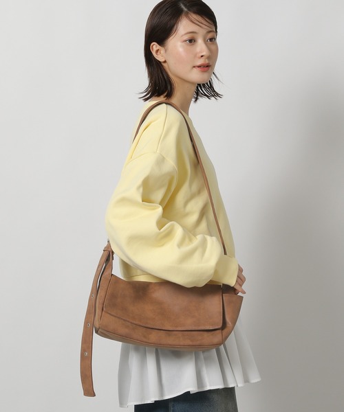 LAKOLE（ラコレ）の「レクタングルソフトショルダーバッグ / 577437（ショルダーバッグ・レディース・ブラック/キャメル/レッド・FREE）」の3枚目の写真