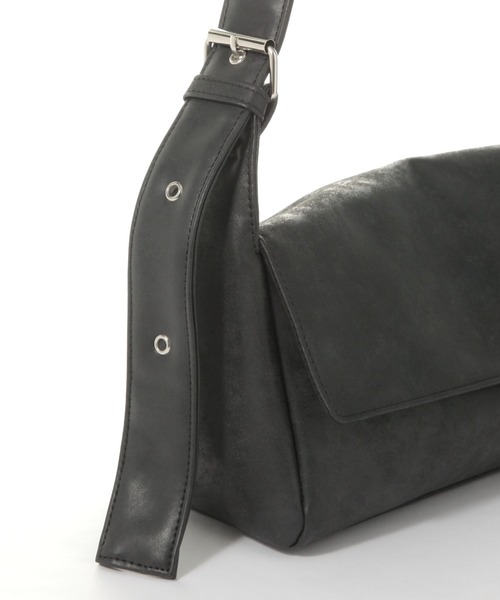 LAKOLE（ラコレ）の「レクタングルソフトショルダーバッグ / 577437（ショルダーバッグ・レディース・ブラック/キャメル/レッド・FREE）」の7枚目の写真