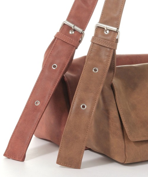 LAKOLE（ラコレ）の「レクタングルソフトショルダーバッグ / 577437（ショルダーバッグ・レディース・ブラック/キャメル/レッド・FREE）」の11枚目の写真