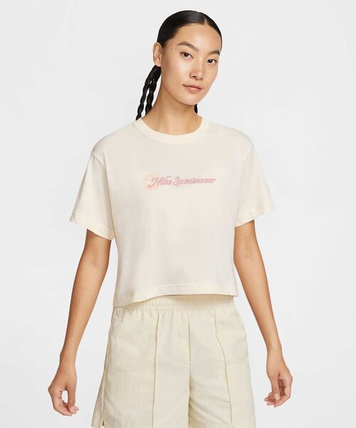 NIKE(ナイキ)の「ナイキ スポーツウェア クラブ ウィメンズ クロップ ショートスリーブ Tシャツ / Nike Sportswear Club Women's Crop Short-Sleeve T-Shirt HV4948-110 Pale Ivory(Tシャツ/カットソー・レディース・アイボリー・L/M/S/XL/XS)」の1枚目の写真