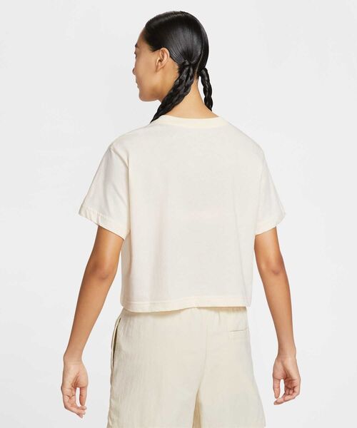 NIKE(ナイキ)の「ナイキ スポーツウェア クラブ ウィメンズ クロップ ショートスリーブ Tシャツ / Nike Sportswear Club Women's Crop Short-Sleeve T-Shirt HV4948-110 Pale Ivory(Tシャツ/カットソー・レディース・アイボリー・L/M/S/XL/XS)」の2枚目の写真