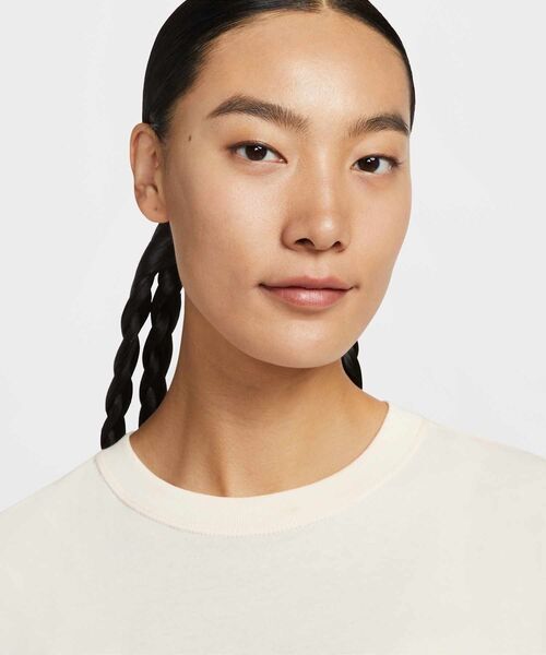 NIKE(ナイキ)の「ナイキ スポーツウェア クラブ ウィメンズ クロップ ショートスリーブ Tシャツ / Nike Sportswear Club Women's Crop Short-Sleeve T-Shirt HV4948-110 Pale Ivory(Tシャツ/カットソー・レディース・アイボリー・L/M/S/XL/XS)」の3枚目の写真