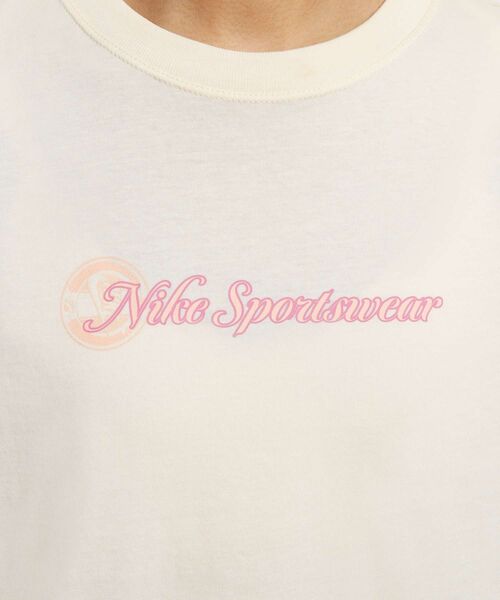 NIKE(ナイキ)の「ナイキ スポーツウェア クラブ ウィメンズ クロップ ショートスリーブ Tシャツ / Nike Sportswear Club Women's Crop Short-Sleeve T-Shirt HV4948-110 Pale Ivory(Tシャツ/カットソー・レディース・アイボリー・L/M/S/XL/XS)」の4枚目の写真