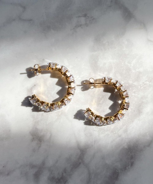 yu-ka(ユーカ)の「YU-KA:クラシックジルコニアフープピアス Classic zirconia hoop pierce(ピアス(両耳用)・レディース・レッド/ブラック/クリア/ゴールド・FREE)」の4枚目の写真