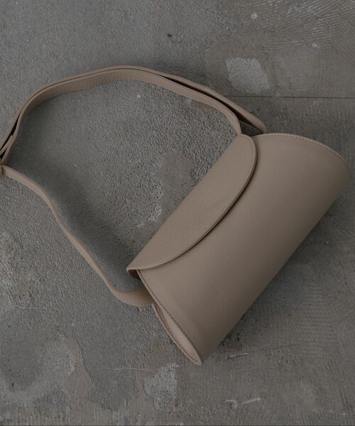 GALLEST（ギャレスト）の「レザーフラップショルダーバッグ（ショルダーバッグ・レディース・ブラウン系その他/ベージュ・00）」の2枚目の写真