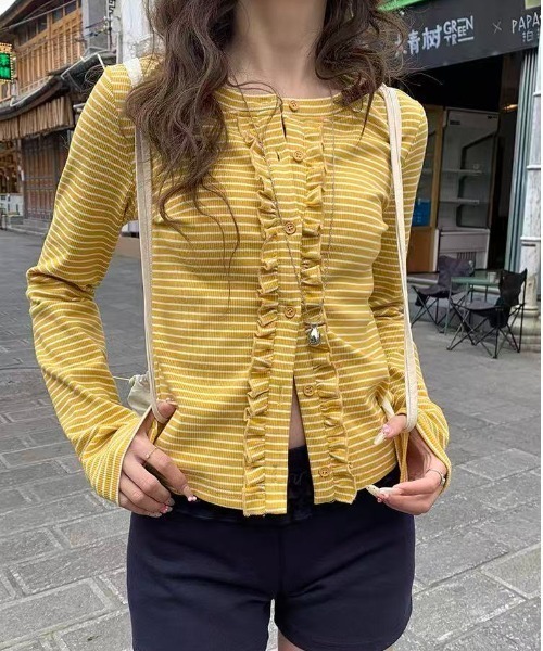 AsRiRe(アスリレイ)の「新色追加/25aw 配色ストライプフリルカーディガン(カーディガン/ボレロ・レディース・レッド/イエロー/ブラウン・M)」の1枚目の写真